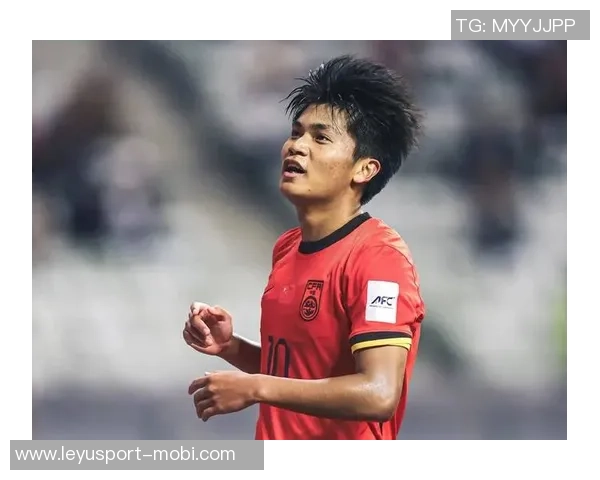 蒯纪闻与杨希合影庆祝新队友加入重温老友情谊